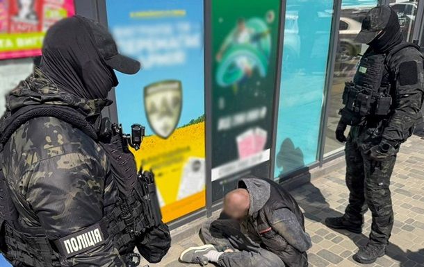 Ряса замість форми: у Києві продавали 