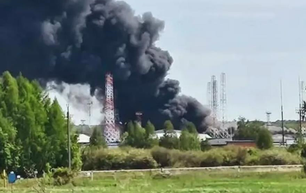 Масштабна пожежа на стратегічному нафтовому об'єкті в РФ: є загиблі