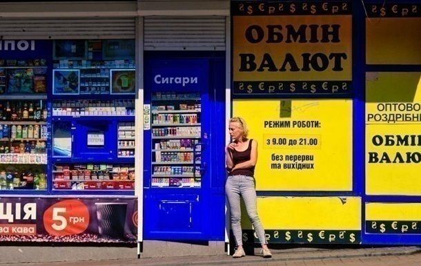 Долар знижується в обмінниках, євро зростає