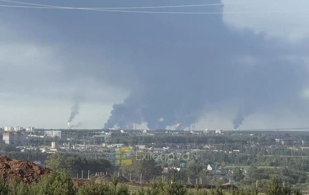 Генштаб підтвердив ураження НПЗ і аеродрому в РФ