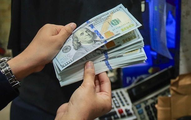 Долар сягнув психологічної межі в обмінниках