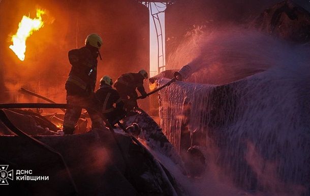 На Київщині після атаки РФ загорілося підприємство
