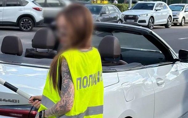 У Києві блогерка знімала провокативні відео у поліцейській формі