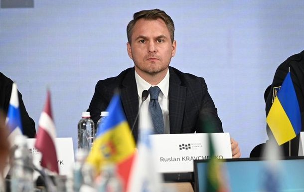 Кравченко вирушив до Парижа: що відомо про поїздку