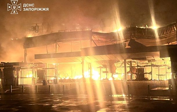 Атака РФ: у Запоріжжі згорів торговельний комплекс