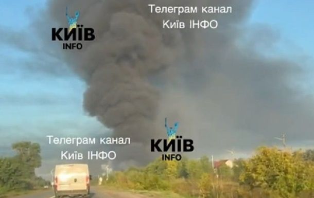 Під Броварами після атаки горять склади