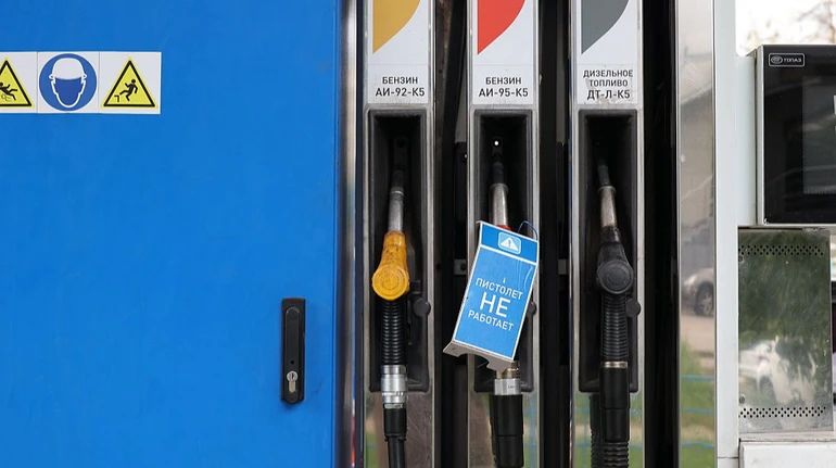 Російський уряд вперше визнав дефіцит пального в країні: у червні казали, що все добре