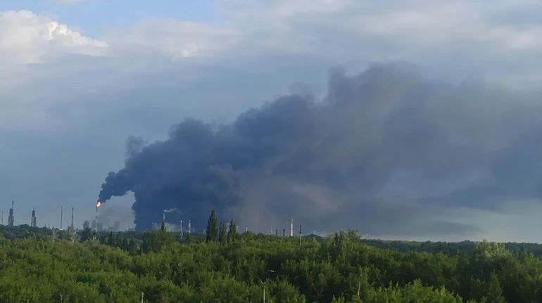 Атака дронів зупинила один з найбільших НПЗ РФ