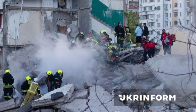 Одна людина загинула й 16 дістали поранень внаслідок масованої нічної атаки на Київ