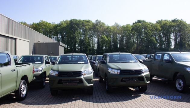 Пікапи, роботи, дрони: Нідерланди показали партію військової допомоги