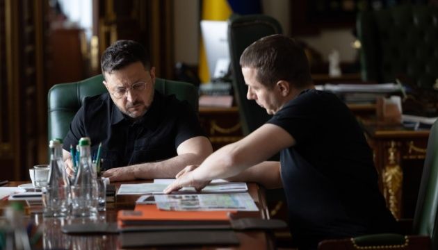 Білорусь біля кордону з Україною завершує будівництво доріг і бази для боєприпасів - Зеленський показав мапи