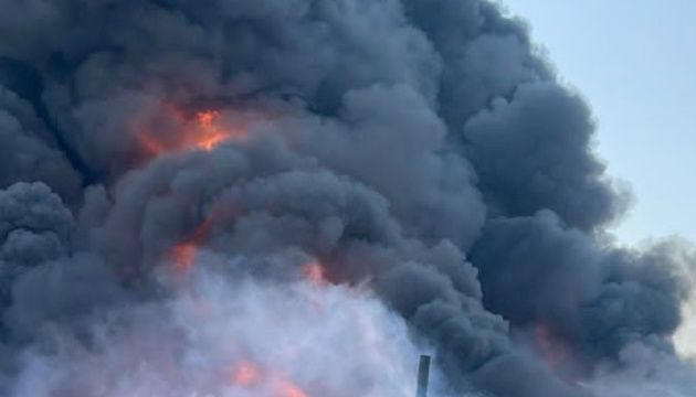 Київ під масштабною атакою дронів та ракет, є руйнування та пожежі
