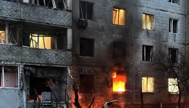 Російський дрон атакував Суми: пошкоджена багатоповерхівка, серед постраждалих