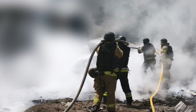 Військові РФ вдарили по харчовому підприємству у Павлограді: троє загиблих, 19 поранених