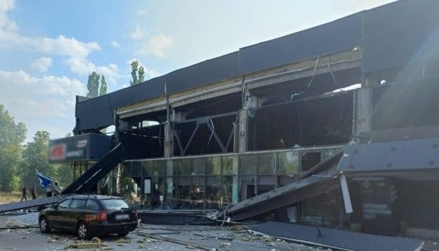 Росія вдарила по супермаркету в Чернігові безпілотником із відеокамерою