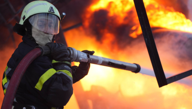 У двох районах Києва пожежі внаслідок ворожого обстрілу