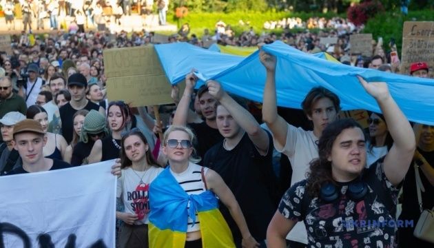 масштабний мітинг за  діалог і реформи в оборонному секторі