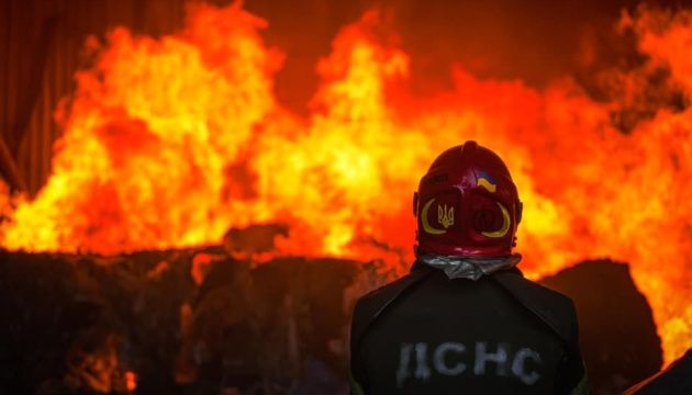 Балістична атака РФ: у двох районах Києва сталися пожежі