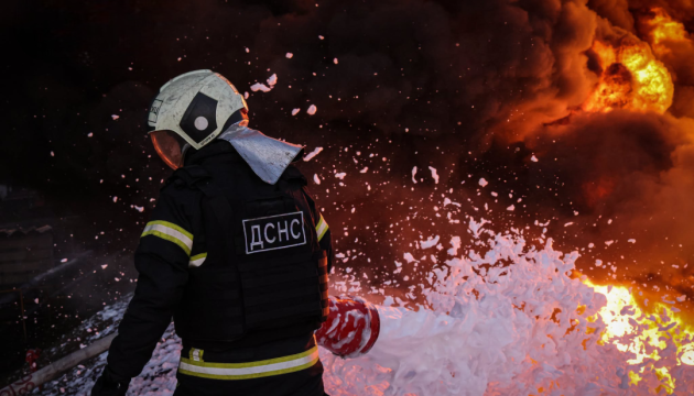 У Києві внаслідок дронової атаки спалахнули складські приміщення