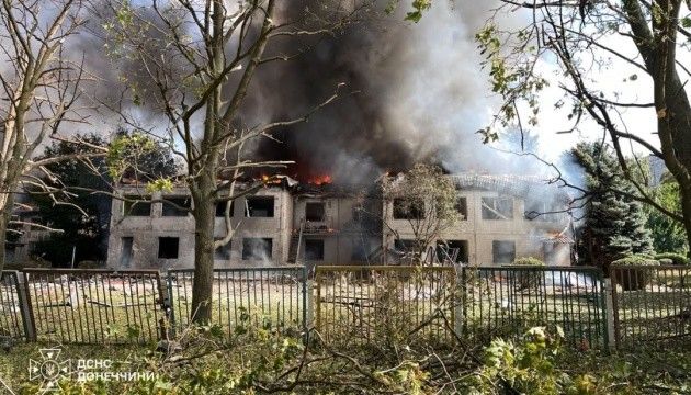 Ворог знову завдав авіаудару по Краматорську - виникла масштабна пожежа, поранені двоє людей