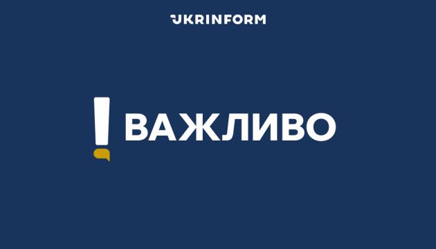 У Дарницькому районі Києва дрон влучив у багатоповерхівку, є постраждала