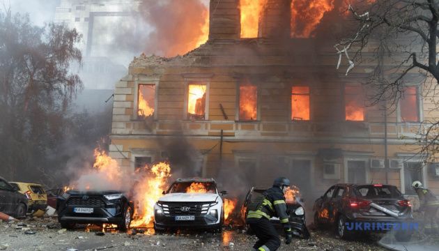 У центрі Києва дрон РФ влучив у будівлю Національної академії наук, є загиблі і поранені