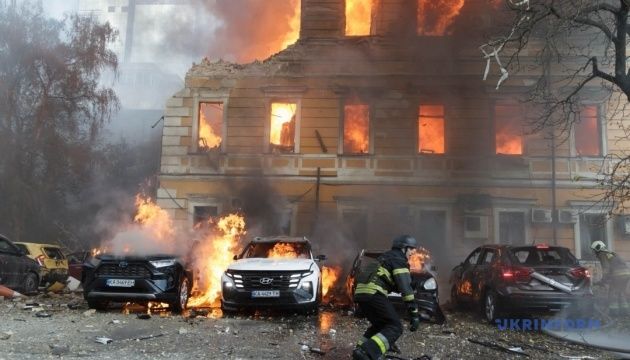 Кількість постраждалих від російських атак у Києві зросла до 21, загинула жінка