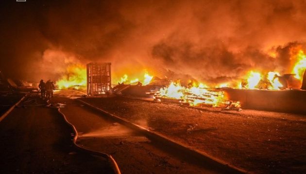 Зеленський про атаку РФ: У столиці пошкоджені депо станції «Київ-Пасажирський», дата- та бізнес-центри