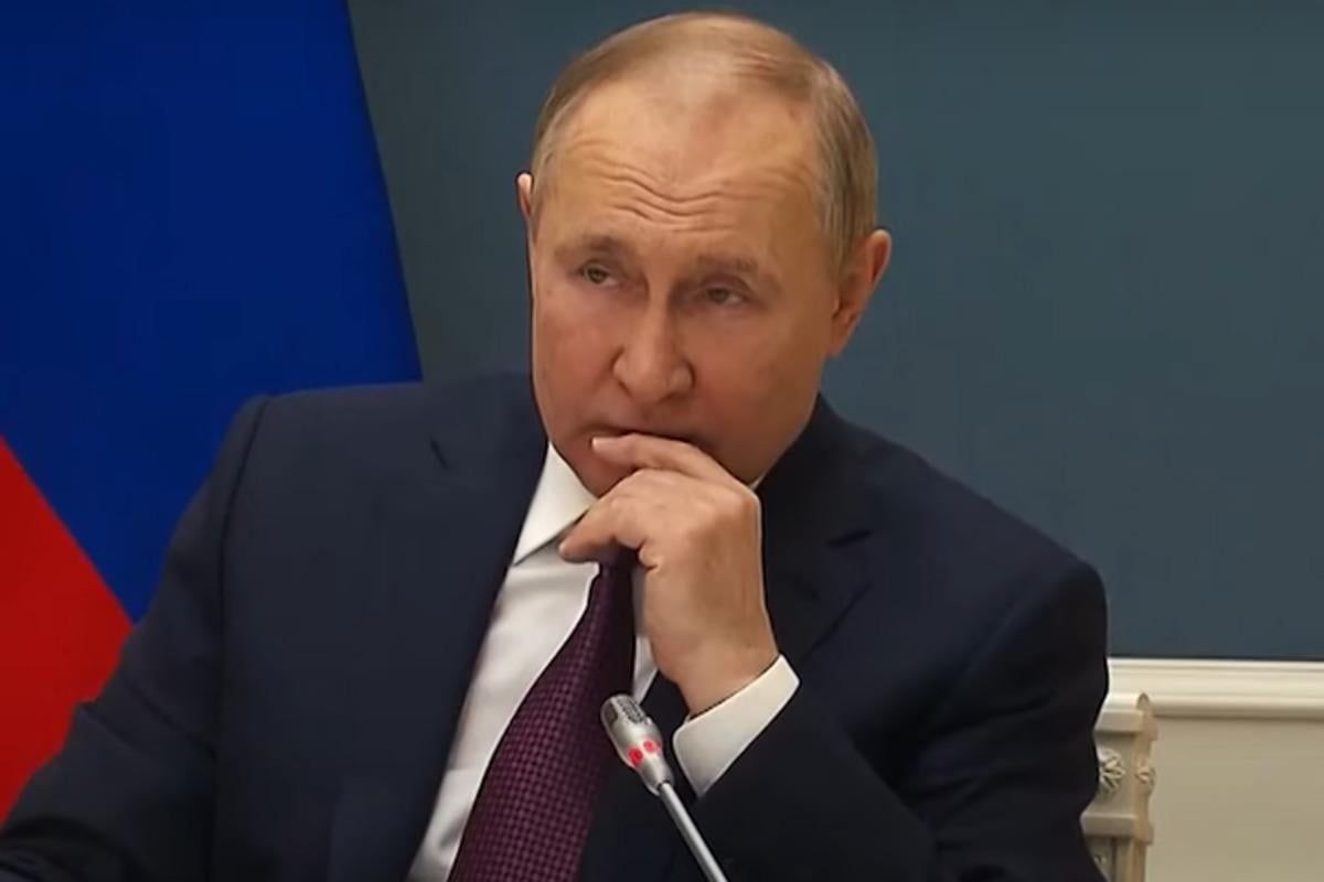 Поразки на фронті і занепад економіки перетворюють Путіна на параноїка