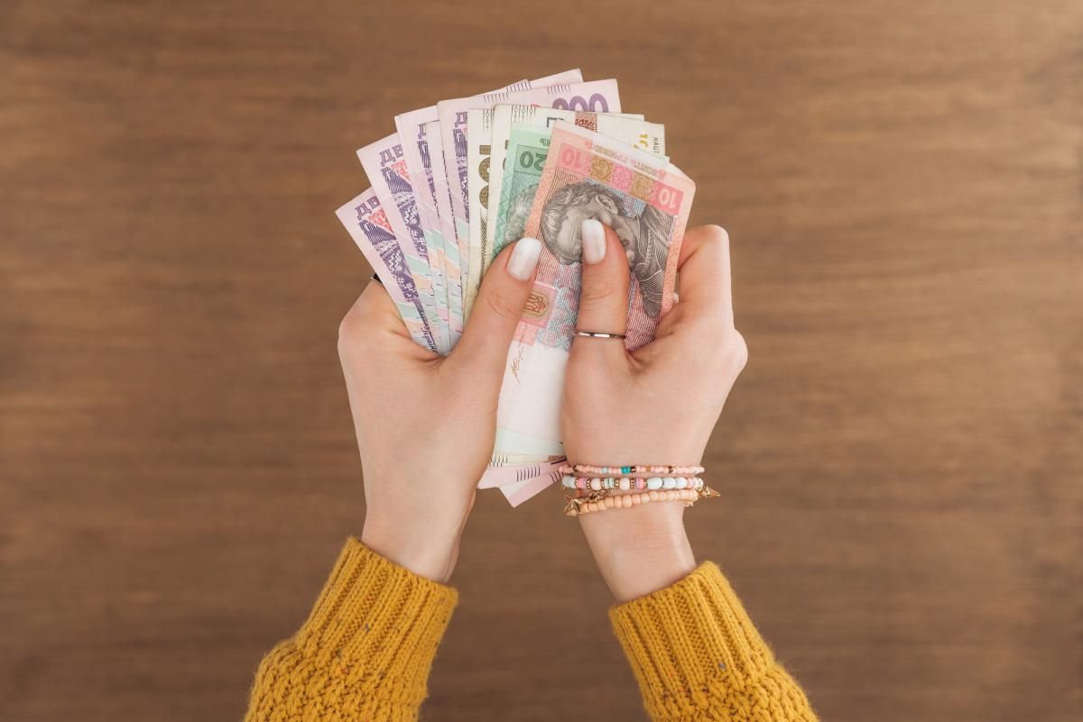 Соцдопомога зі збоями: українцям блокують картки після державних виплат