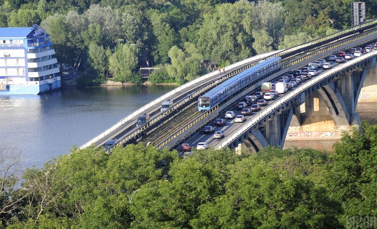 У Києві запустять тимчасовий автобус через міст Метро: який маршрут