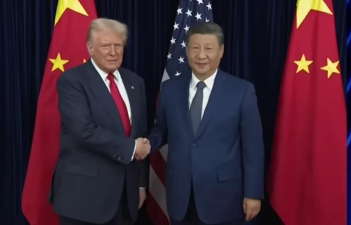 З червоною доріжкою біля трапа літака: Трамп особисто зустрів Сі Цзіньпіна