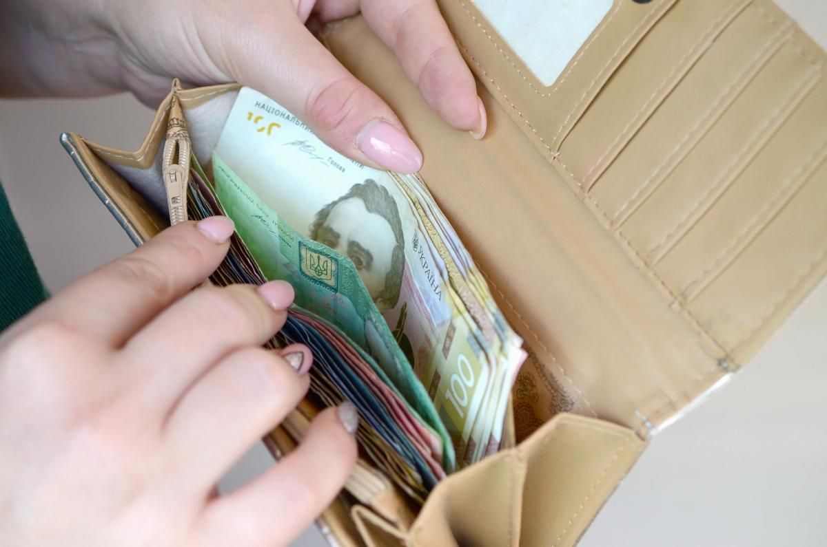 Середня зарплата в Україні в серпні зменшилася: у Держстаті назвали суму